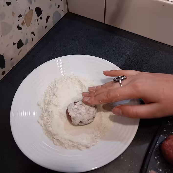 обвалюємо кожну кульку в борошні