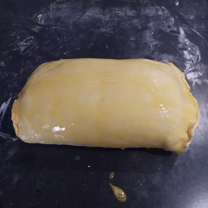 змащуємо тісто яєчним жовтком