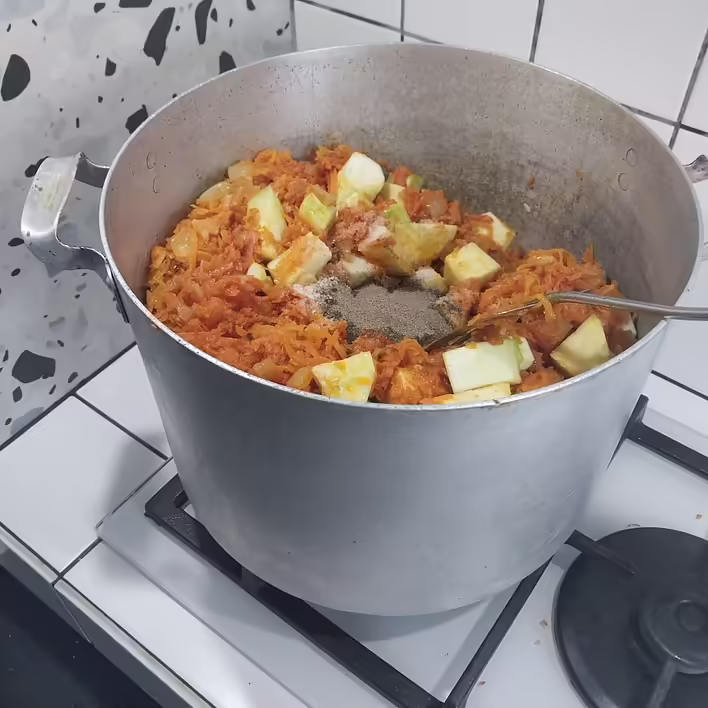 перекладаємо все в більшу каструлю