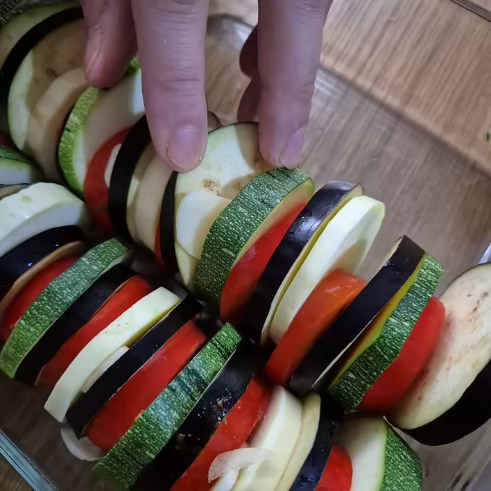 ось так розміщаємо слайси часника