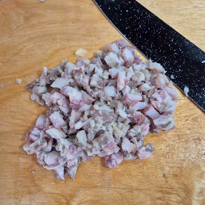 Дрібно нарізаємо оселедець