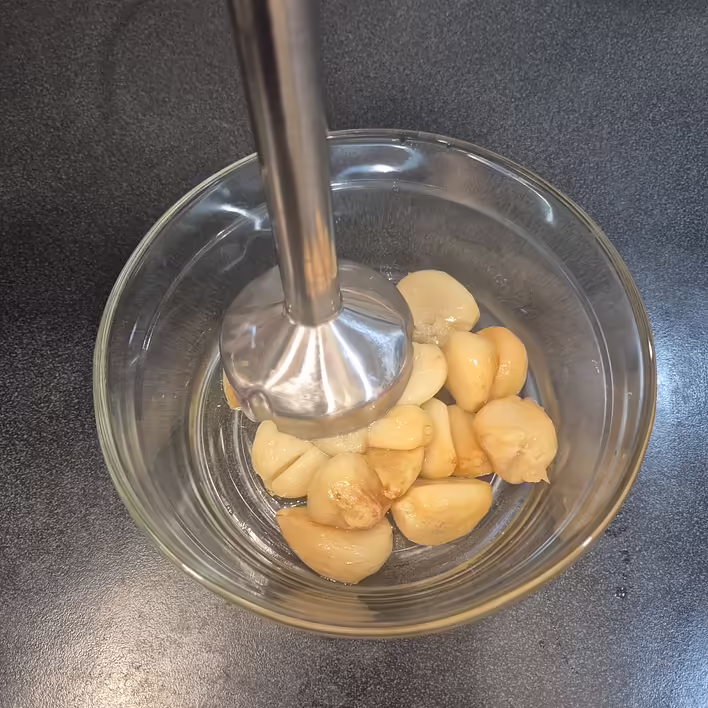 Блендером збиваємо до однорідної пюреподібної консистенції.