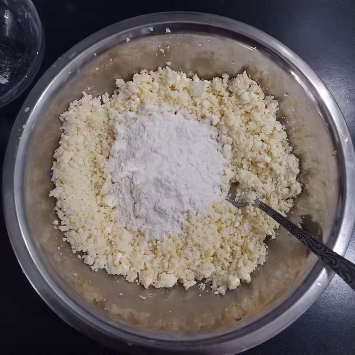 додаємо борошно, вимішуємо