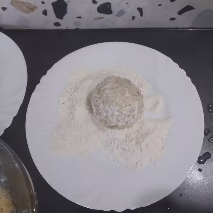 обвалюємо у борошні