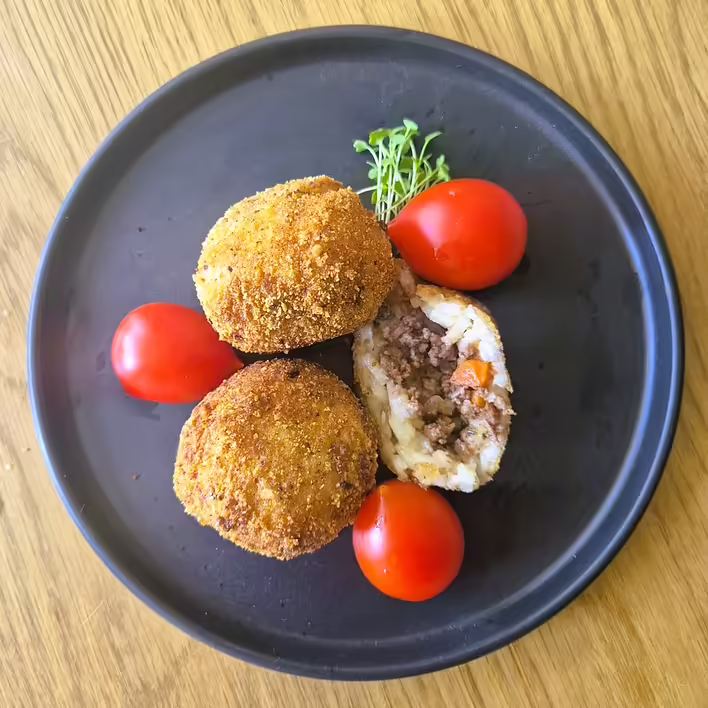 аранчіні, приготовані з рису арборіо (різотто пармеджано)