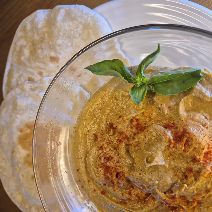 прикрашаємо свіжим базиліком та притрушуємо копченою паприкою