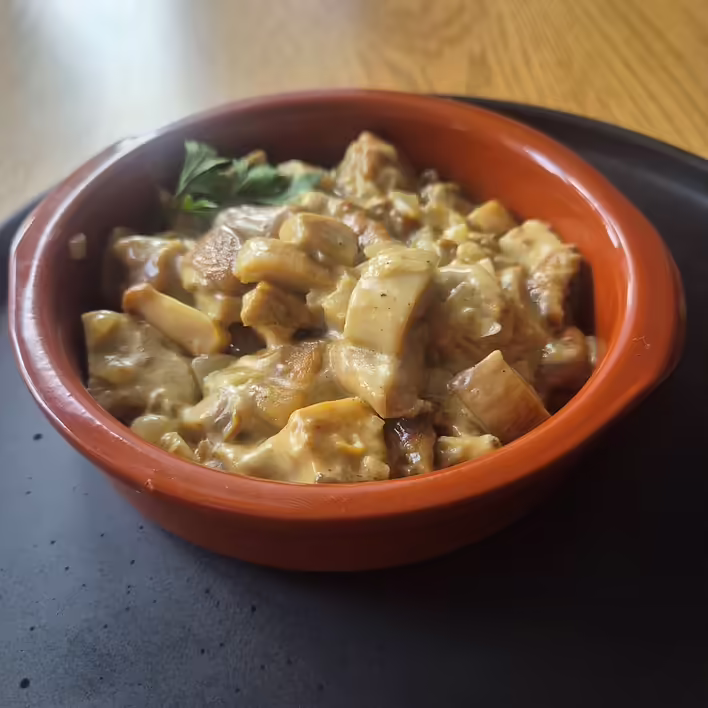 Białe grzyby w śmietanie: krok po kroku przepis ze zdjęciami