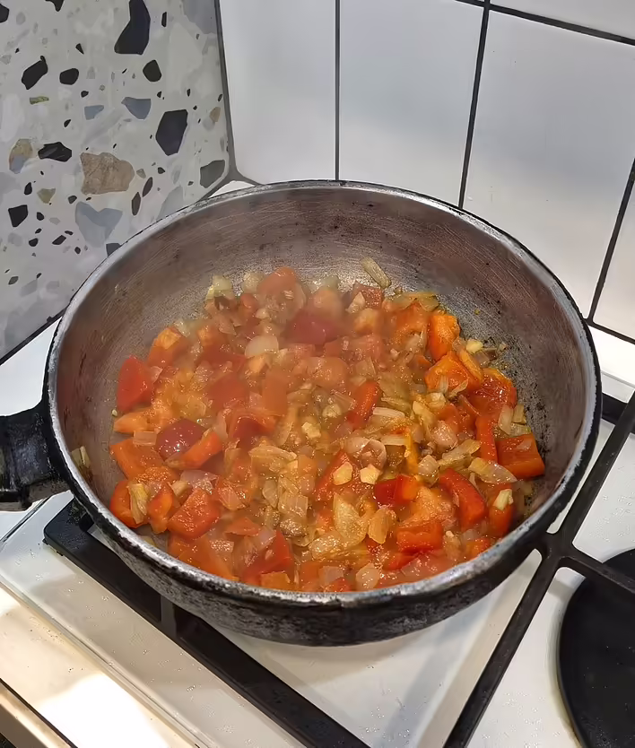 додаємо томати та перець