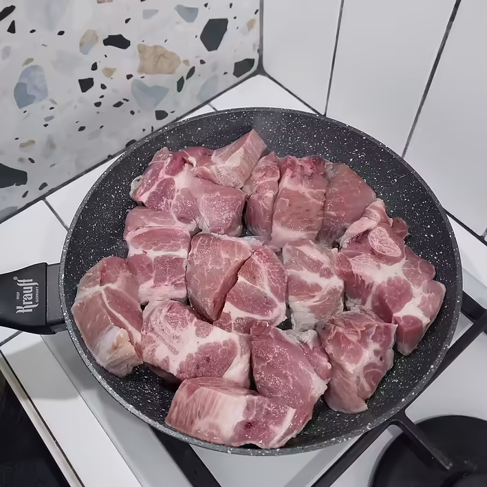 викладаємо м'ясо на розігріту пательню