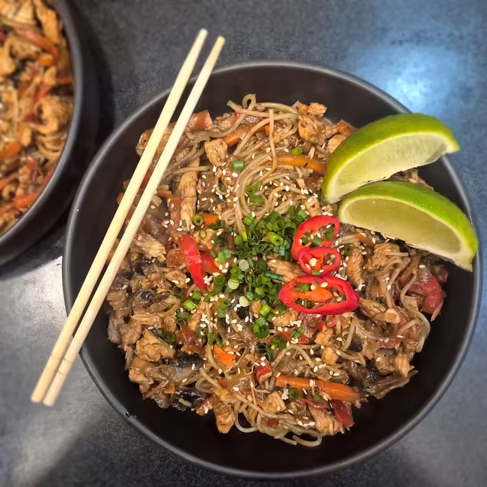 Reisnudeln mit Gemüse und Hähnchen: Schritt-für-Schritt-Rezept mit Fotos