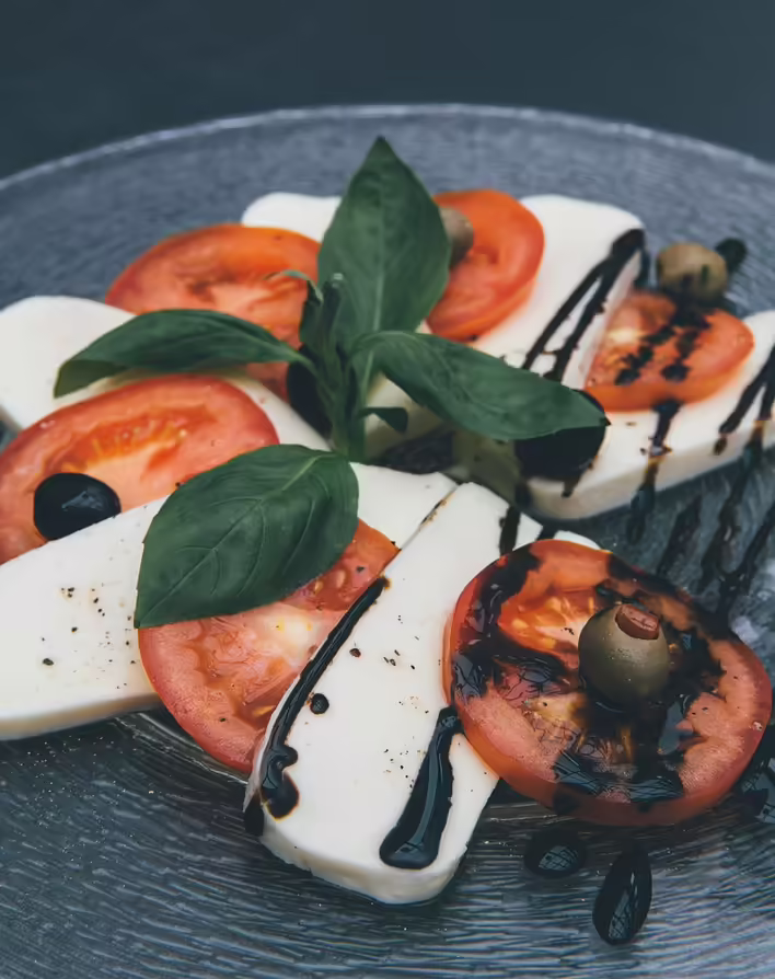 капрезе, декорований бальзамічним соусом