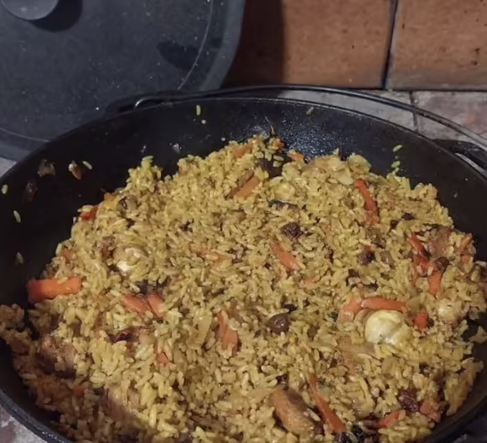 Wir bereiten Pilaw im Kessel über dem Feuer zu: Schritt-für-Schritt-Anleitung