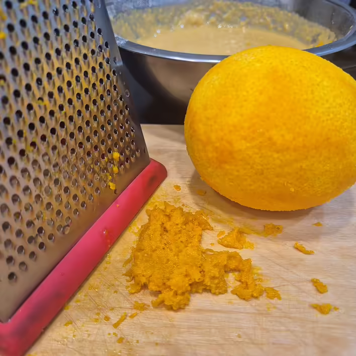 натираємо цедру апельсина та додаємо у гарбузове тісто