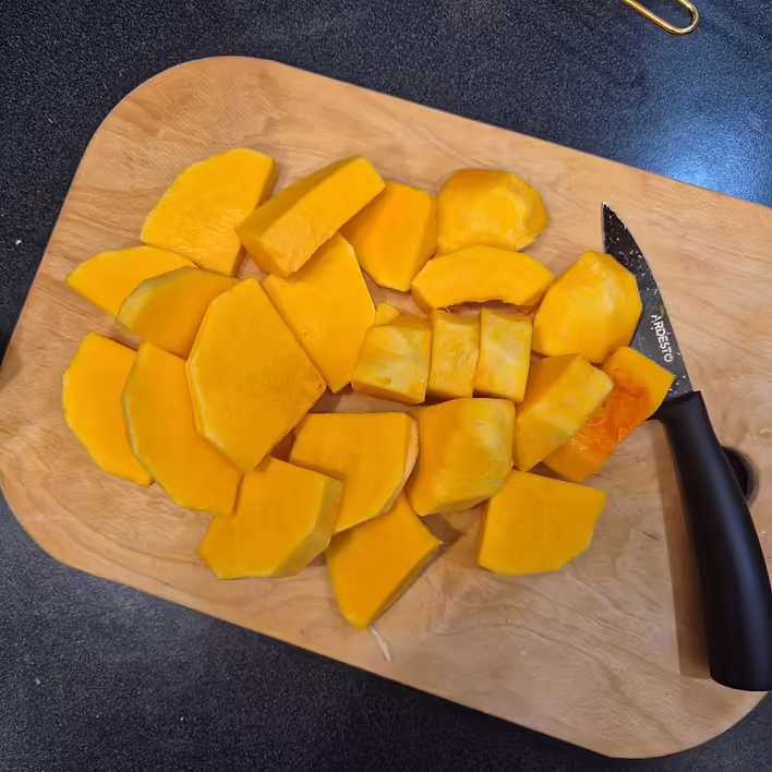 Ріжемо очищений гарбуз на шматочки розмірами близько 3-4 см