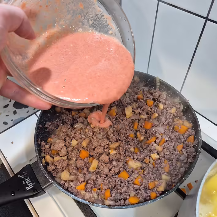 додаємо до м'ясної начинки фінальний інгредієнт