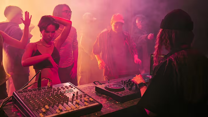 Що таке рейв: пориньте у світ музики