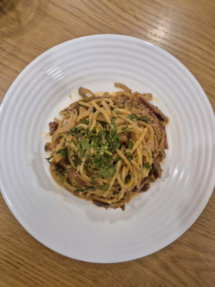 Hitowy przepis z mediów społecznościowych: kremowy makaron z karmelizowaną cebulą