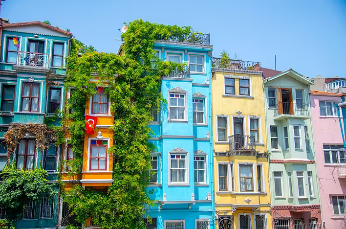 Чому в деяких країнах будинки фарбують у яскраві кольори: історія, культура та практичність