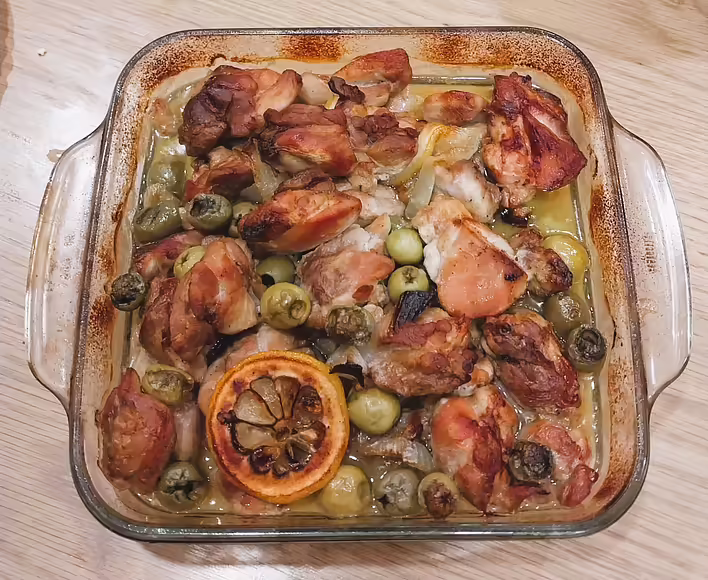 Hähnchenschenkelfilet mit karamellisierten Zwiebeln, Zitrone und Oliven: Schritt-für-Schritt-Rezept mit Fotos