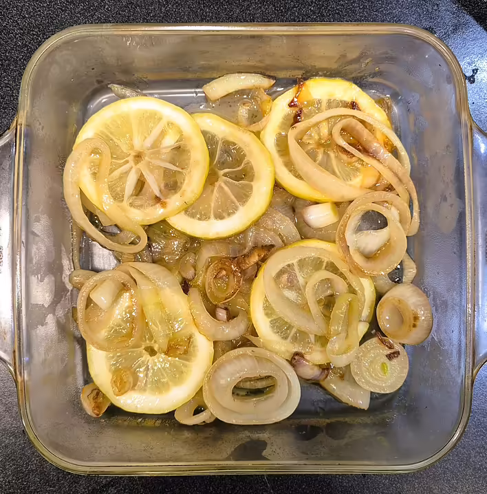 перекладаємо карамелізовану цибулю та лимон до форми