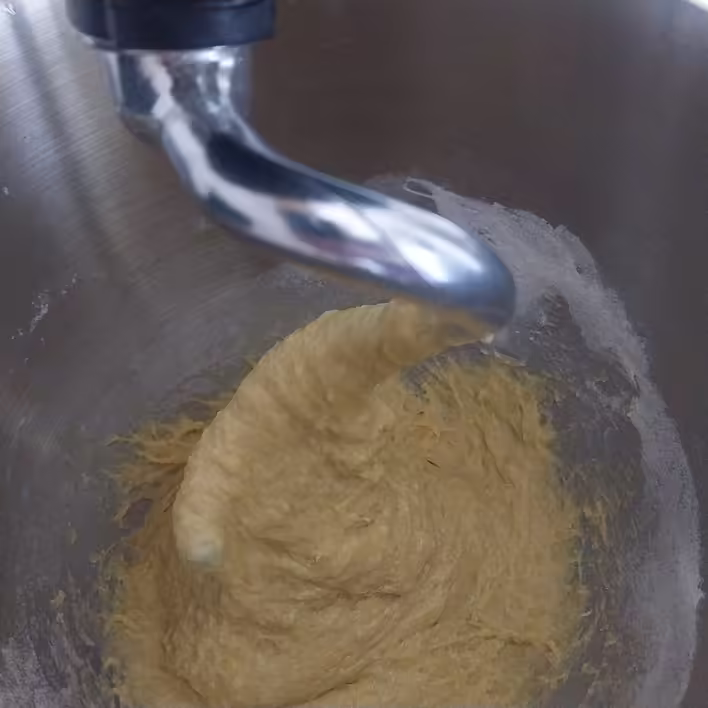 тісто в'язке, прилипає до гаку