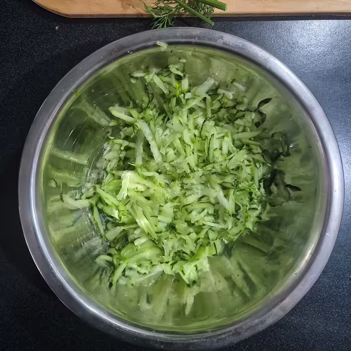 відтискаємо огірки від соку