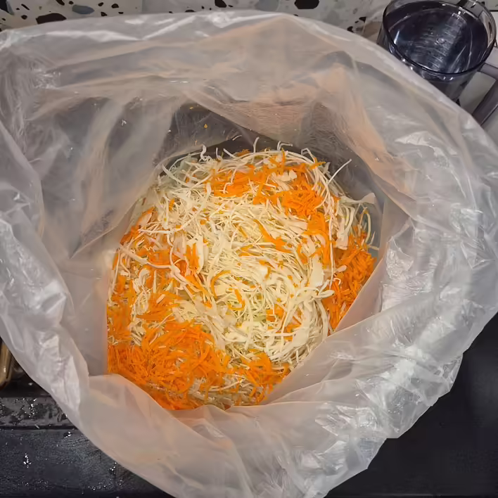 нашатковані овочі в мішку