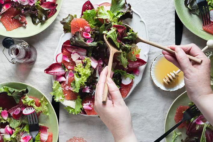 Beitrags-Cover: 15 einfache und schmackhafte Dressings für Gemüsesalate