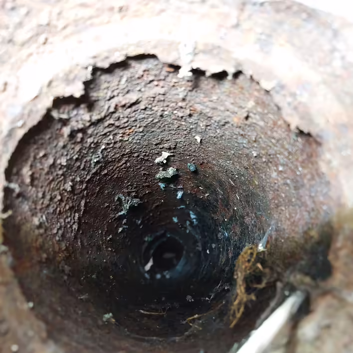 Забита фанова труба. Видно як сміття лежить на грязьовій пробці