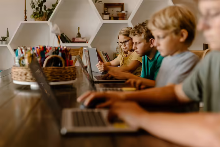 Gadżety do nauki: co warto mieć studentowi w 2025 roku