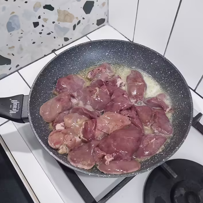 викладаємо на пательню печінку