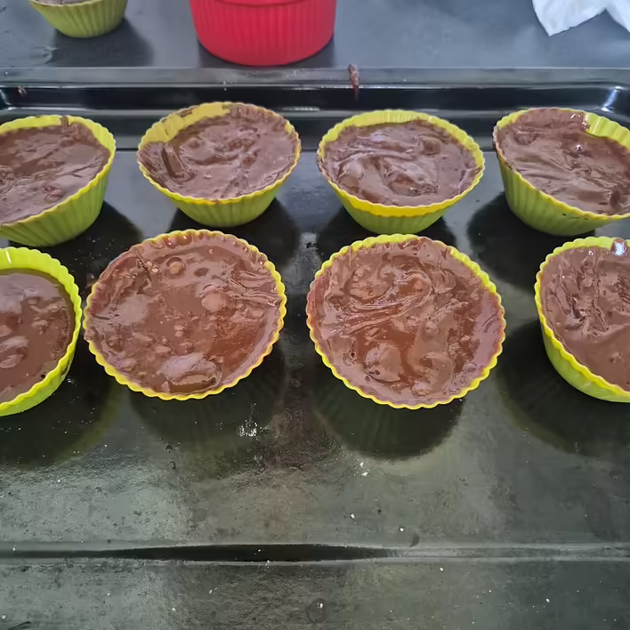 розкладаємо тісто по формам