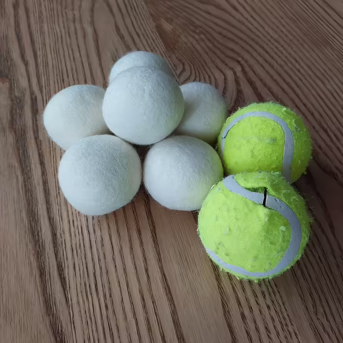 Тенісні та вовняні м'ячі