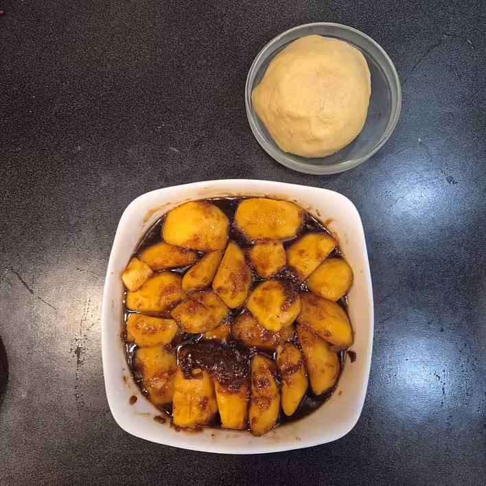 викладені у форму яблука, охолонувша кулька тіста