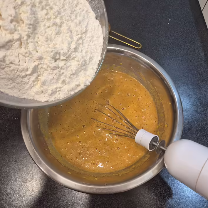 Починаємо додавати борошно