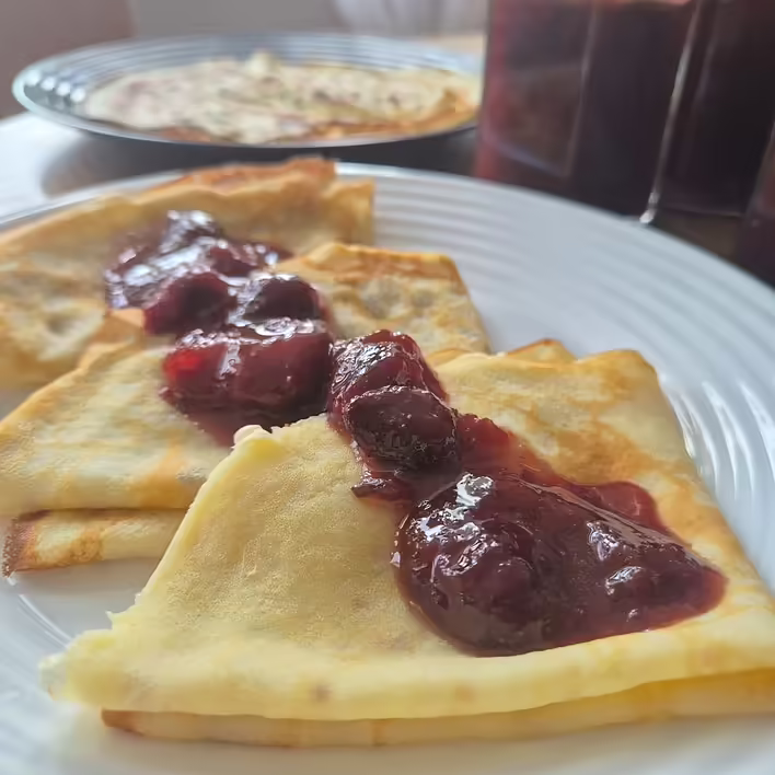 готові млинці, политі полуничним конфітюром