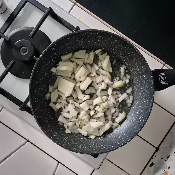 початок обсмаження цибулі