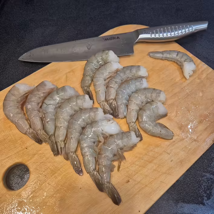 в процесі чищення креветок