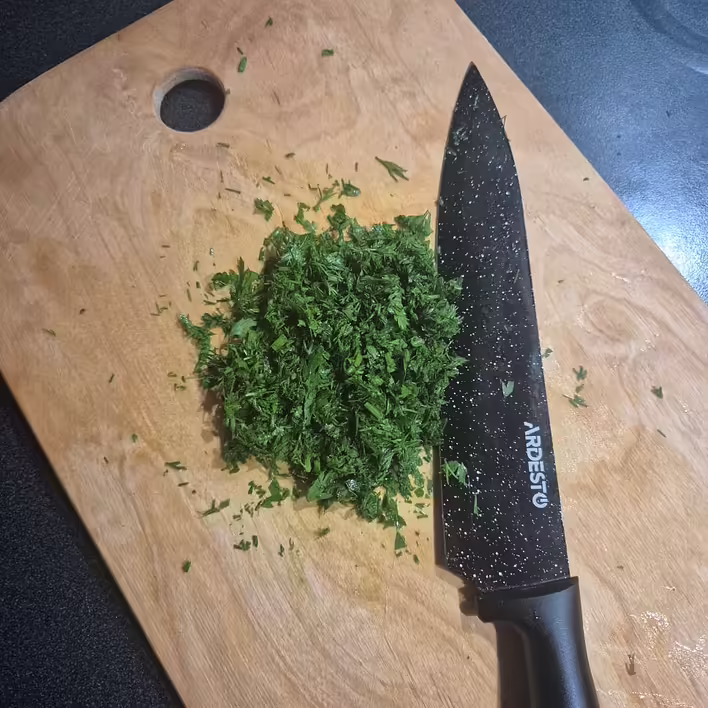 Дрібно шинкуємо кріп та петрушку.