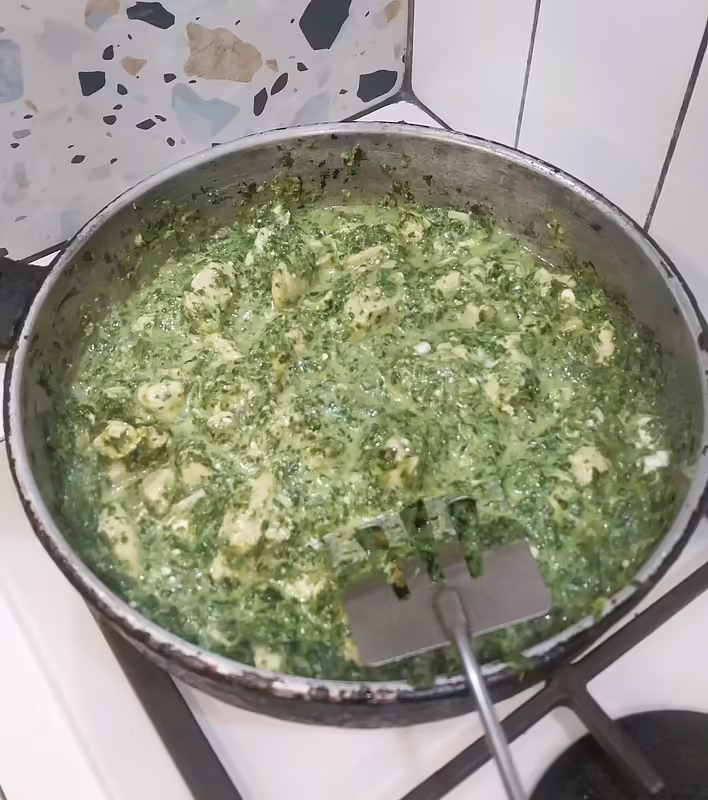 додаємо сир фета, вимішуємо