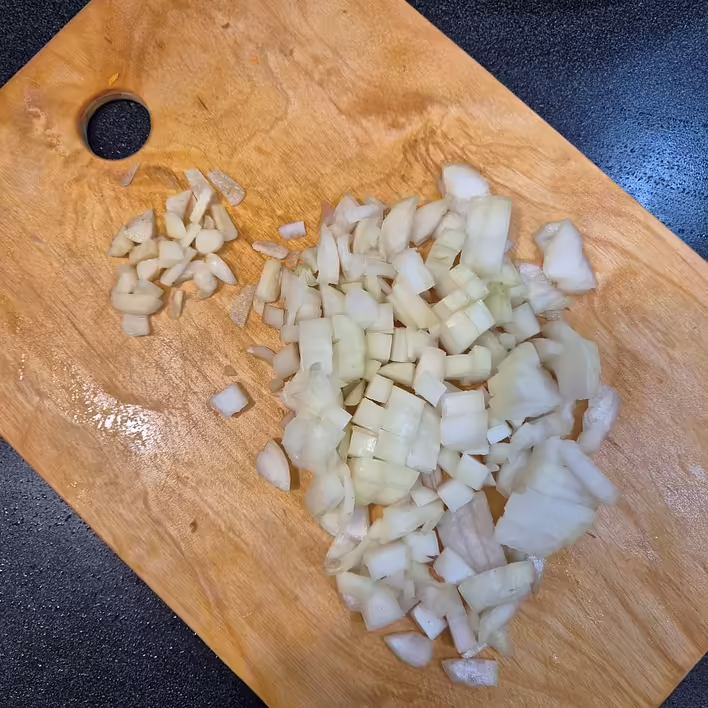 нарізаний часник та нашаткована цибуля