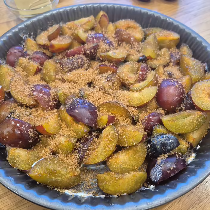 пересипані цукром сливи