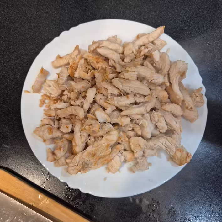 відклали обсмажену курку на тарілку