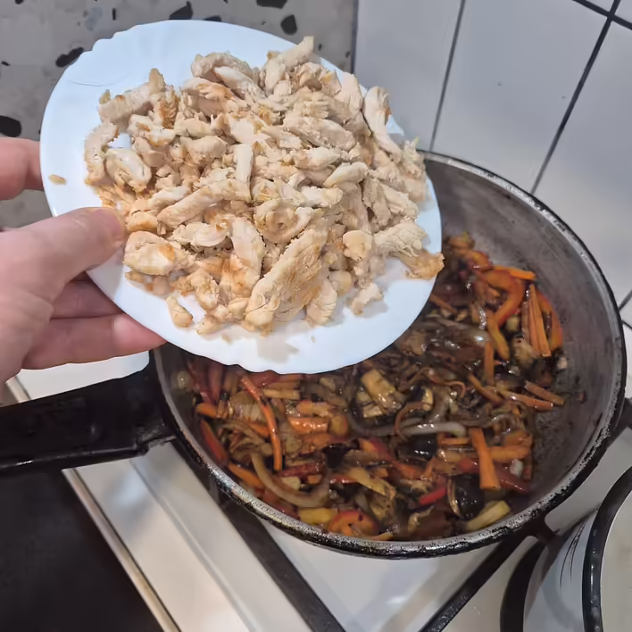 повертаємо курку на пательню