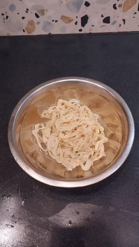 Заливаєм її холодною водою на 30...40 хв