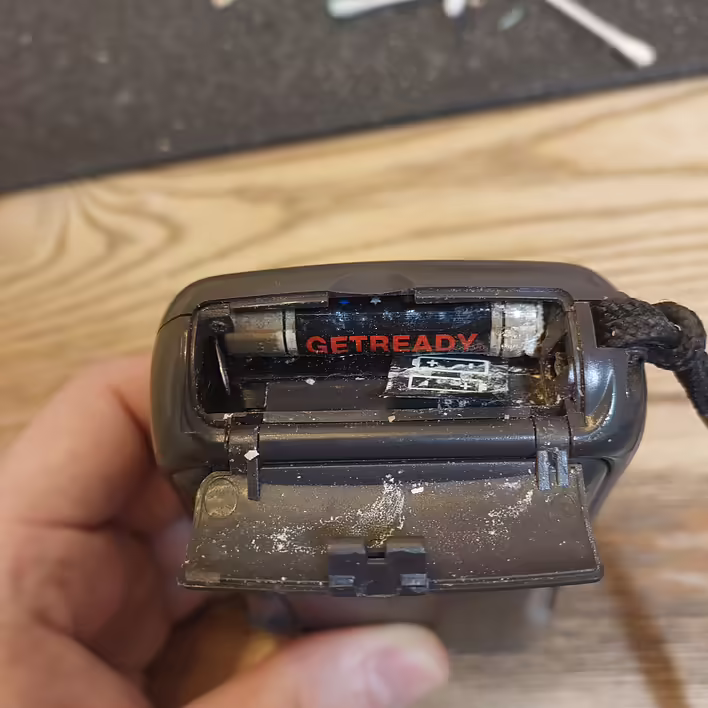 Потекла батарейка в камері