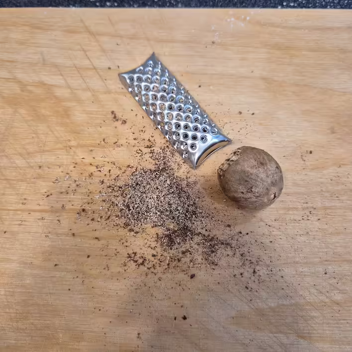 ми придбали цілі мускатні горіхи. В комплекті з ними зразу йшла міні-терка