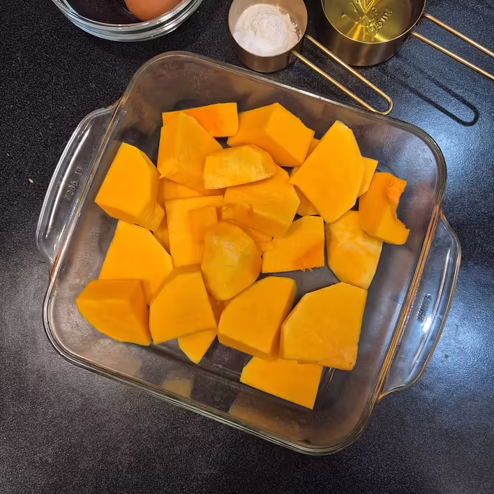 Викладаємо у термостійку форму та відправляємо у духовку, розігріту до 180 градусів, на 20-25 хвилин