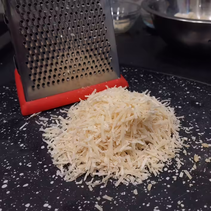 натираємо пармезан на дрібній терці