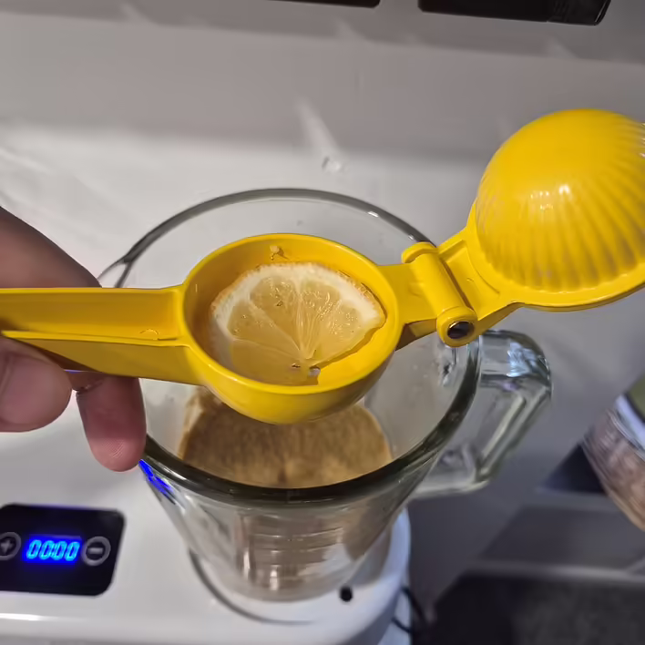 вичавлюємо лимонний сік